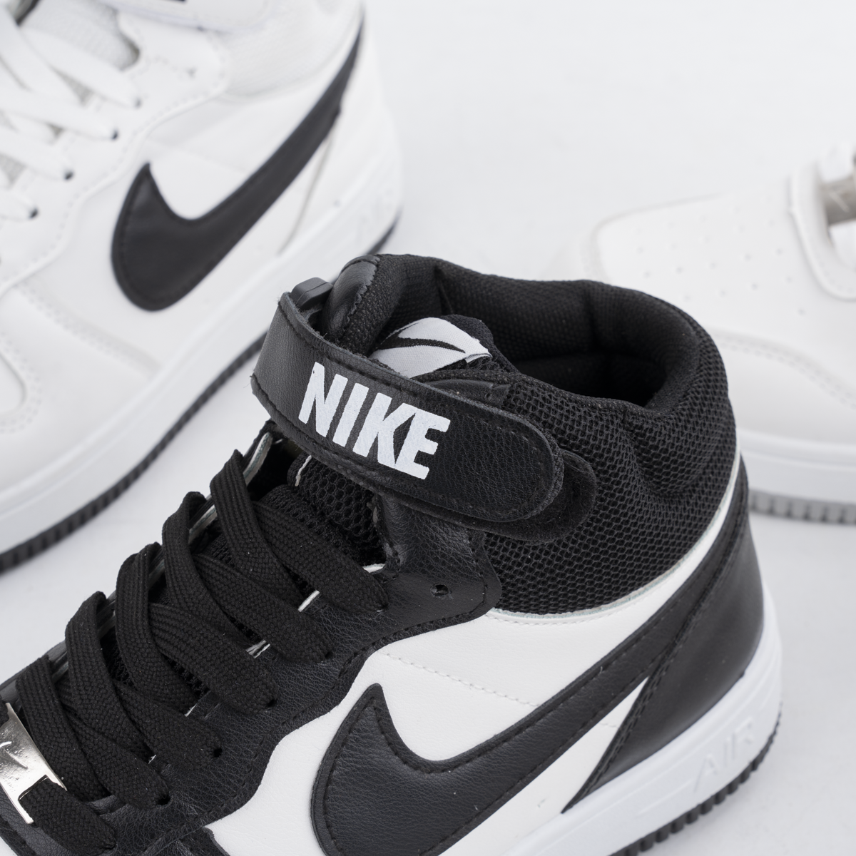 Mid Sneakers