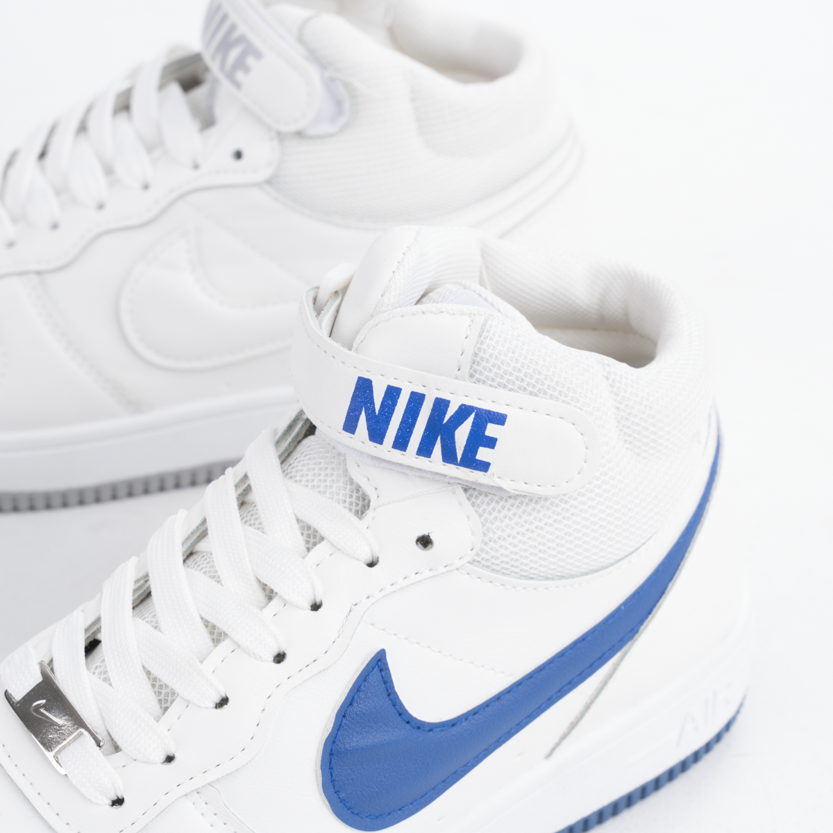 Mid Sneakers